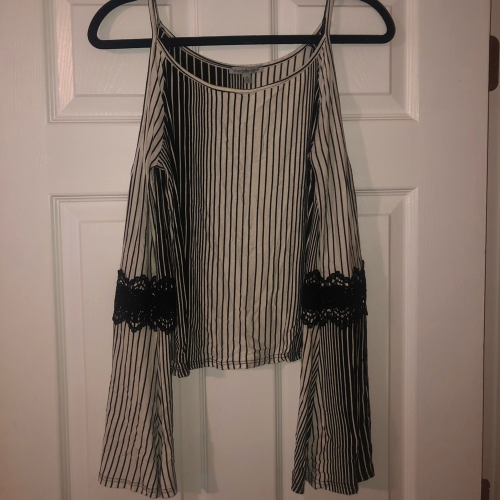 Shoulder-less bell long sleeve shirt